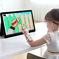 Dziewczynka na lewej ręce ma założoną rękawicę Neofect Smart Kids i gra w grą na tablecie stojącym przed nią.